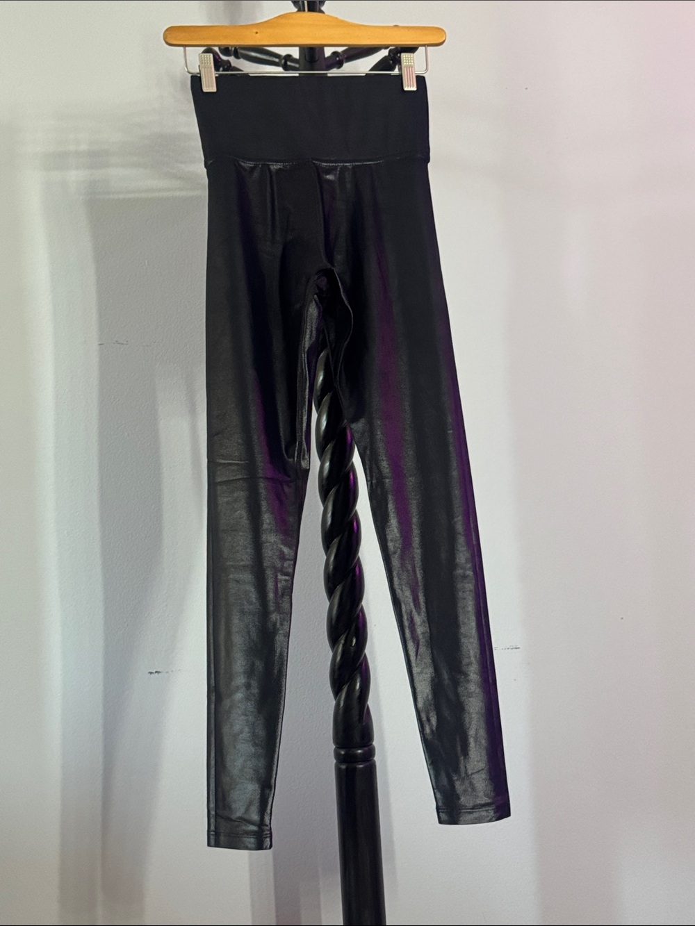 Carbon38 Black High Shine High-Waist Leggings 17.1.B1